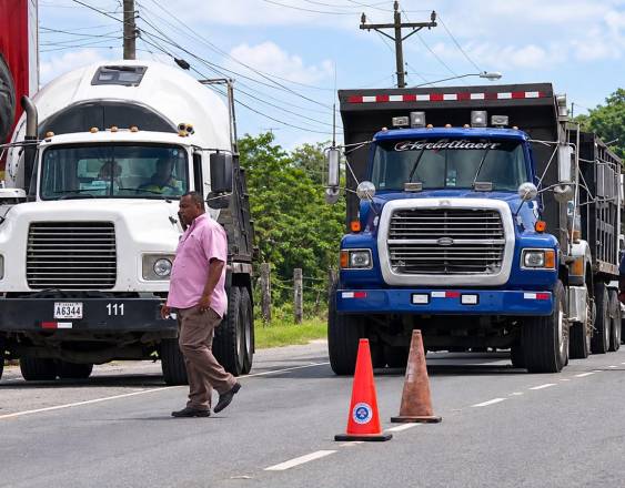 Cortesía | Camiones volquetes y de carga de mercancía estacionados en la carretera.