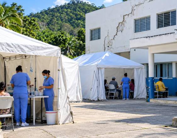 Cortesía | Personal de salud atendiendo a pacientes afuera de un hospital.