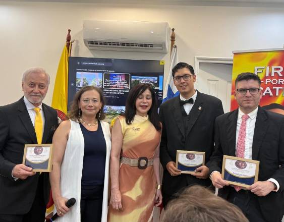 Entregan distinción “Caballeros por la Paz” a delegados del gobierno colombiano.