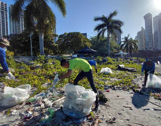 Impulsa proyecto de saneamiento y limpieza de ríos y playas en el distrito capital