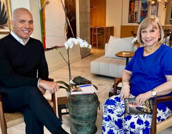 Ml | Ronald Day junto a la presentadora Cristina Saralegui.