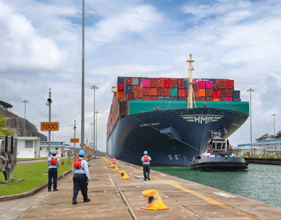 ACP | Un buque pasa por el Canal.