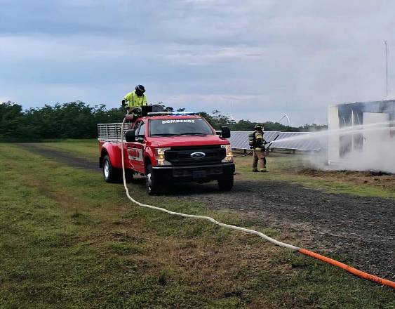Cortesía | Cuerpo de Bomberos atendiendo el incendio.