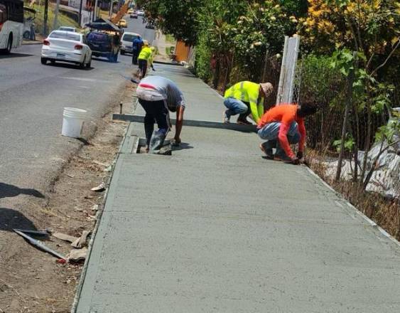 Cortesía | Tres personas trabajando en las aceras.