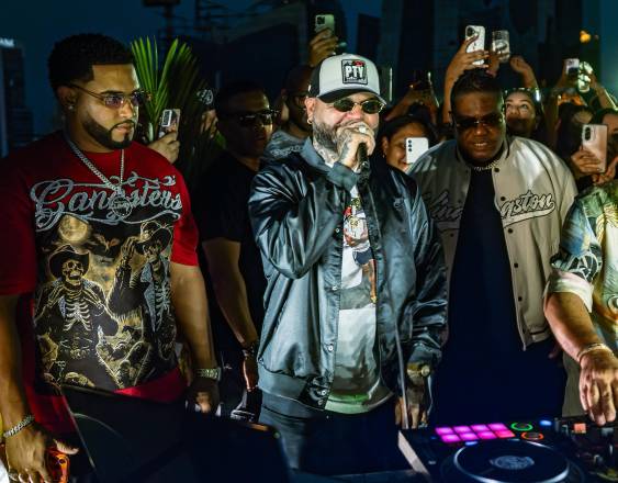 Cortesía | Alex Sensation junto a los artistas Farruko y Renato.