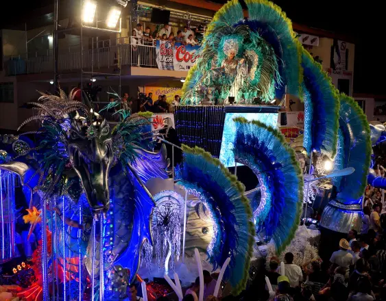 ML | Una reina realiza su paseo en Las Tablas sobre su carroza.