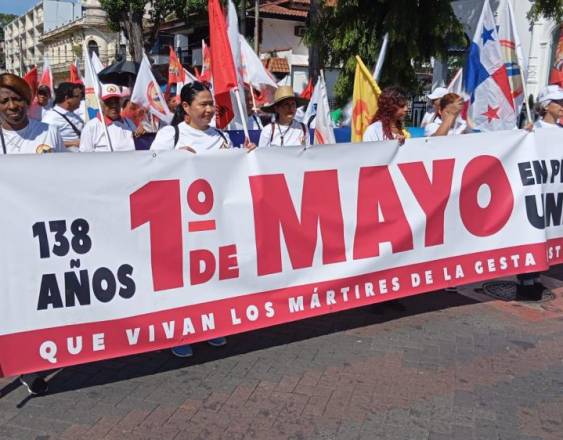 Trabajadores marchan en el Día del Trabajador.