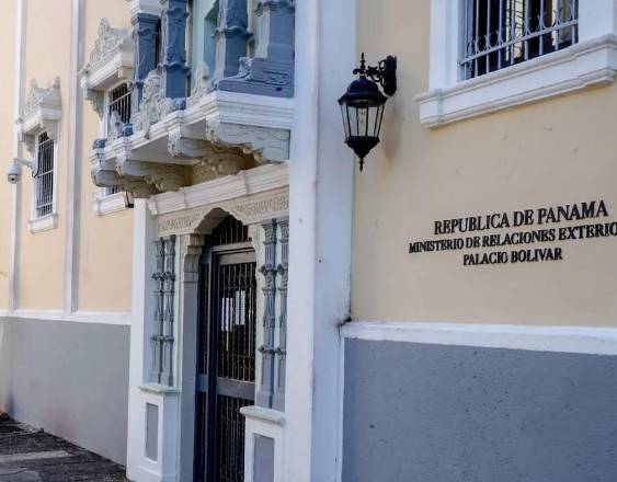 Entrada al Ministerio de Relaciones Exteriores, en el Casco Antiguo.