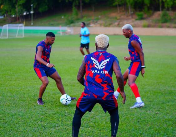 Cortesía @cdplazaamador | Sesión de entrenamiento de jugadores del club panameño de fútbol Plaza Amador, sobre la cancha del American Nicaraguan School.
