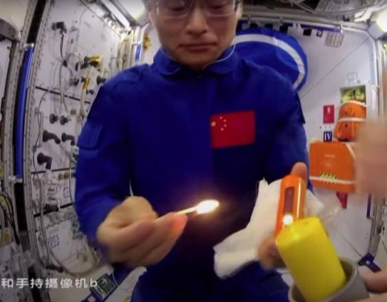 CCTV / CMSA | Experimento con llamas abiertas en la estación espacial china.