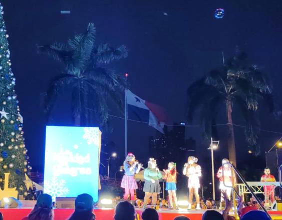 Miles asisten al encendido del árbol de Navidad del Festival City of Stars