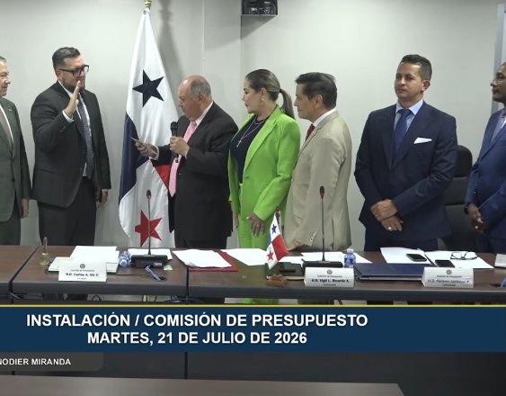 ML | Durante la juramentación de Eduardo Vásquez.