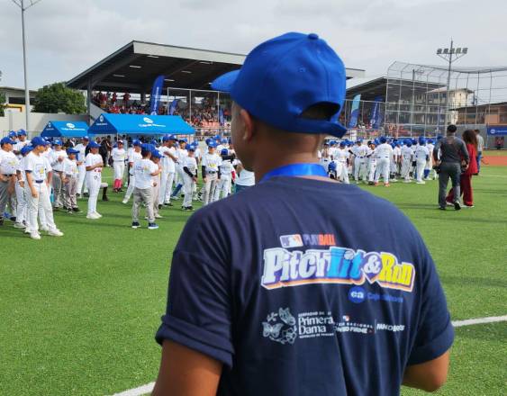 R.Robinson | Niños participantes y un instructor del “Pitch, Hit &amp; Run” 2026.