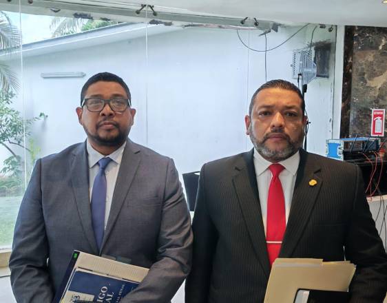 J.Andrade | Los abogados Juan Antonio Kuan y Carlos Herrera Ruiz, defensa particular del contralor Anel Flores.