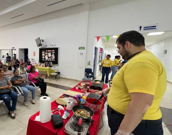 Cortesía | Los adultos mayores en el taller de alimentación.