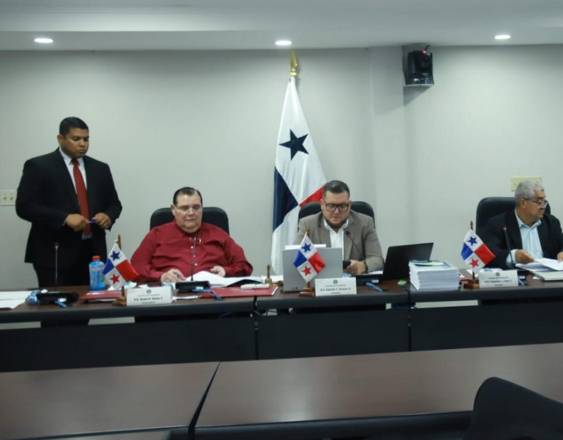 ml | Miembros de la Comisión de Presupuesto de la Asamblea Nacional durante el periodo pasado.