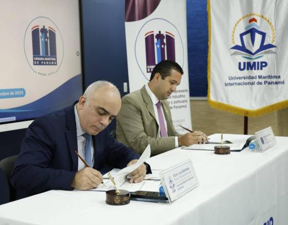 ML | Durante la firma del convenio.