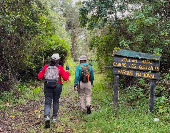 Cortesía | Dos turistas en el sendero de Los Quetzales caminando.