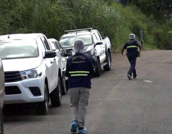 Ministerio Público | Tres funcionarios de criminología en la escena de un crimen.