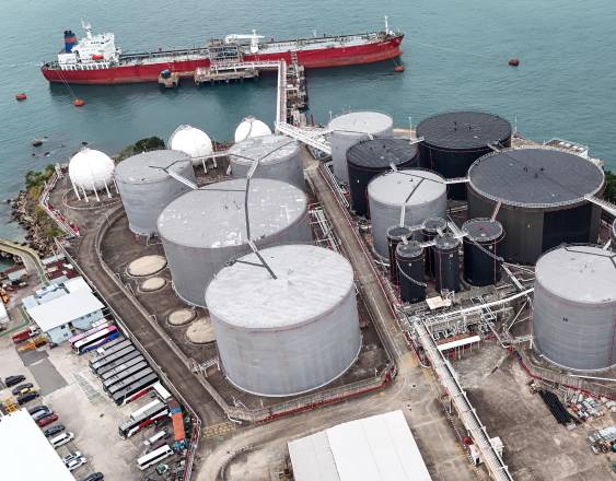 Tanques de almacenamiento de petróleo en el puerto de Tsing Yi en Hong Kong.