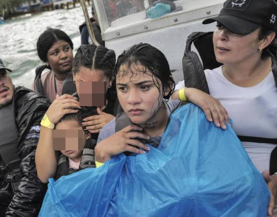 AFP | Migrantes venezolanos viajan en bote desde Panamá hacia Colombia, en un intento por regresar a su país, Puerto Obaldía, Panamá, el 16 de abril de 2025.
