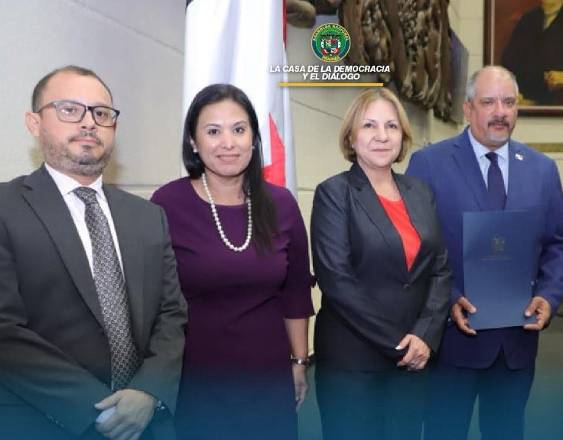 ML | La ministra Dinoska Montalvo durante la presentación en la Asamblea.