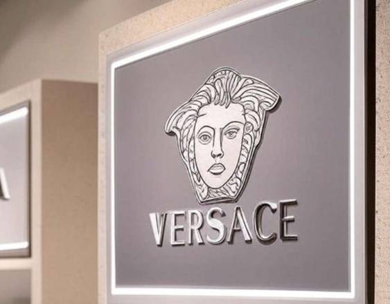 Prada completa la adquisición de Versace