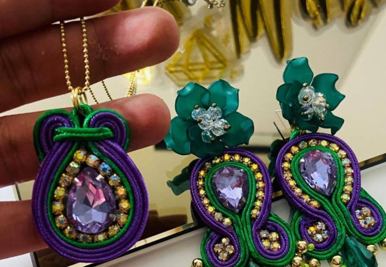 Aretes y collares, emprendimiento que resalta la belleza femenina