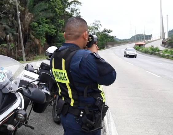 ML | Un policía en una vía.