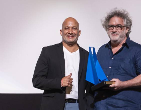 Cortesía | El cineasta panameño Abner Benaim recibiendo el Premio del Público en la clausura del IFF.