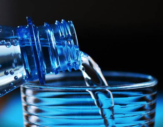 PIXABAY | Utilizan una botella para verter agua en un vaso.