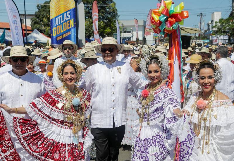 Las Tablas volvió a vestirse de tradición con el Desfile de las Mil Polleras
