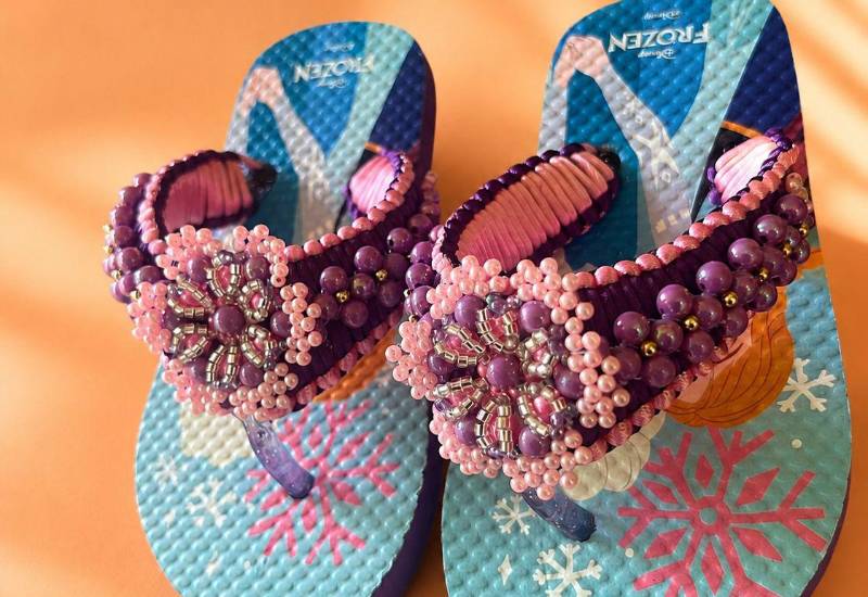 Sandalias con diseños de tembleques, emprendimiento que resalta la cultura