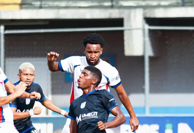 Cortesía LPF | Jugadores del Plaza Amador y UMECIT FC (azul).