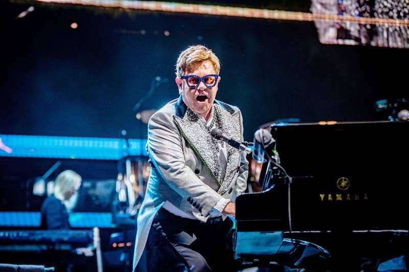 Elton John critica plan “criminal” del gobierno británico sobre derechos de autor e IA