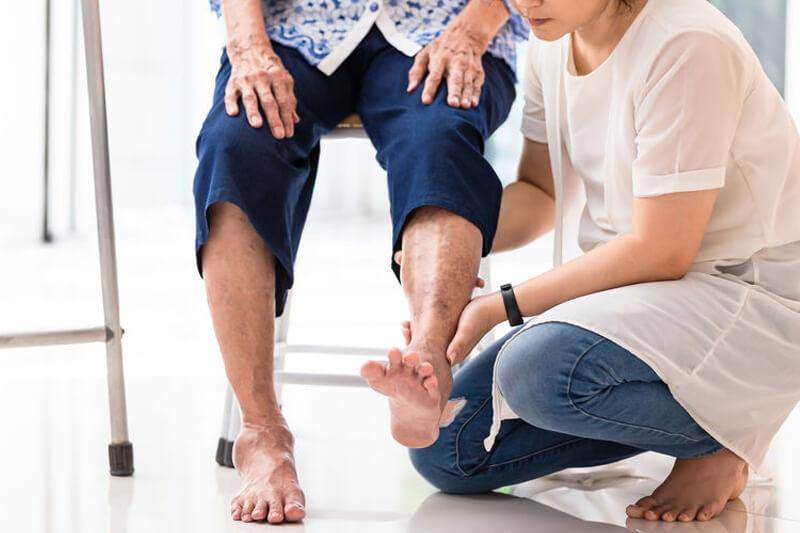 Calor y humedad, afectan los pies durante el verano