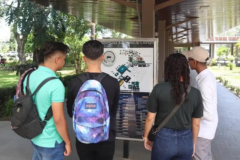 Cortesía Unachi | Estudiantes observan un mapa de la sede.