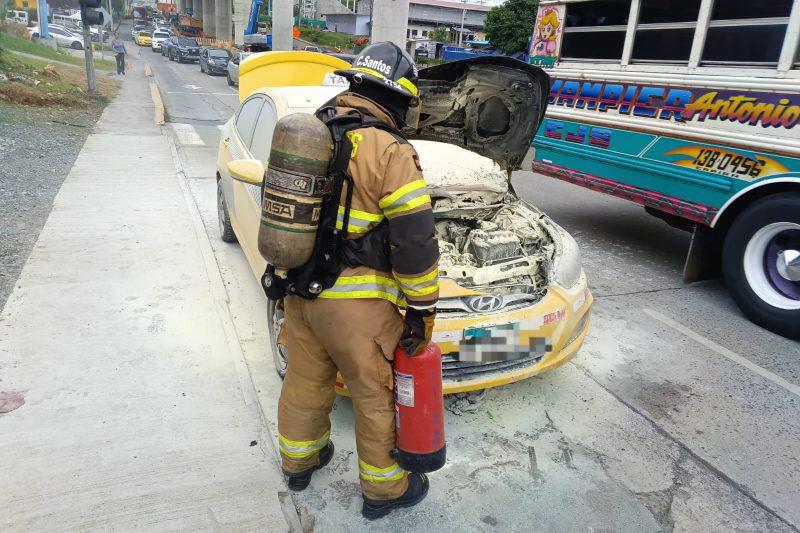 Cortesía | Personal de cuerpo de bomberos en labores de extinción.