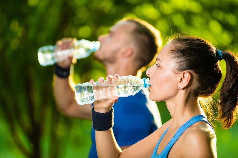 ML | Personas toman agua.