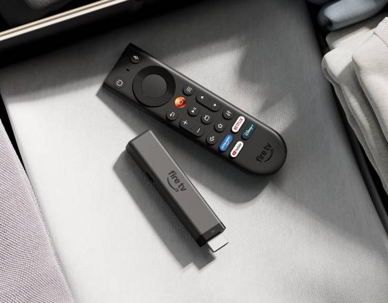 El nuevo dispositivo Fire TV Stick 4K y el nuevo mando Fire TV de Amazon.