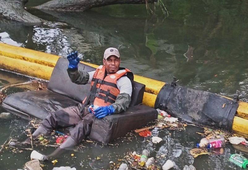 Barrera flotante recauda 10 contenedores de desechos del río Juan Díaz y Río Abajo en un mes