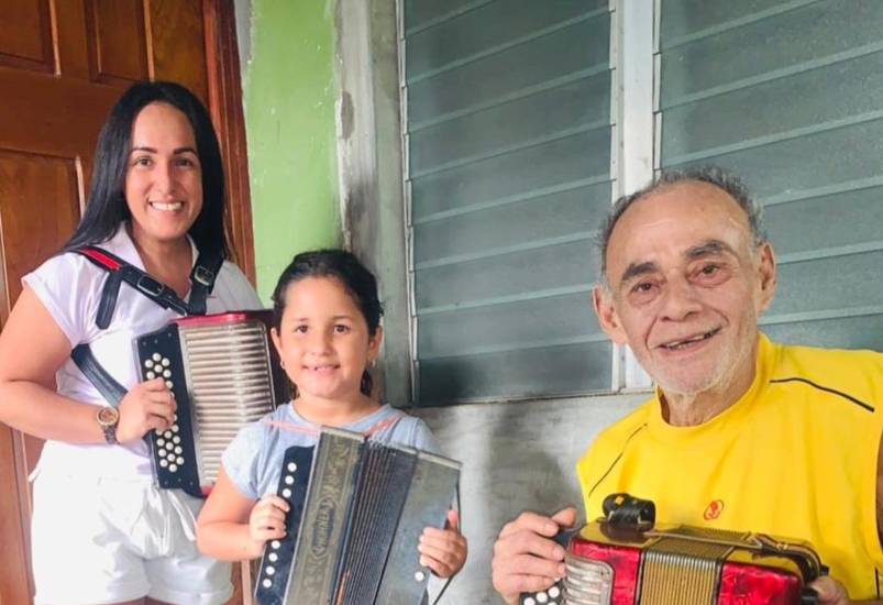 Artista Yeyny Santamaría: La maestra del acordeón