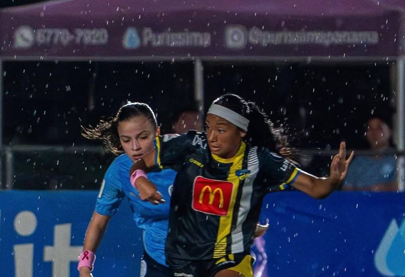 Cortesía | Jugadoras del Inter Panamá CF (i) y del FC Chorrillo, en duelo del Liga de Fútbol Femenino (LFF), en octubre pasado.