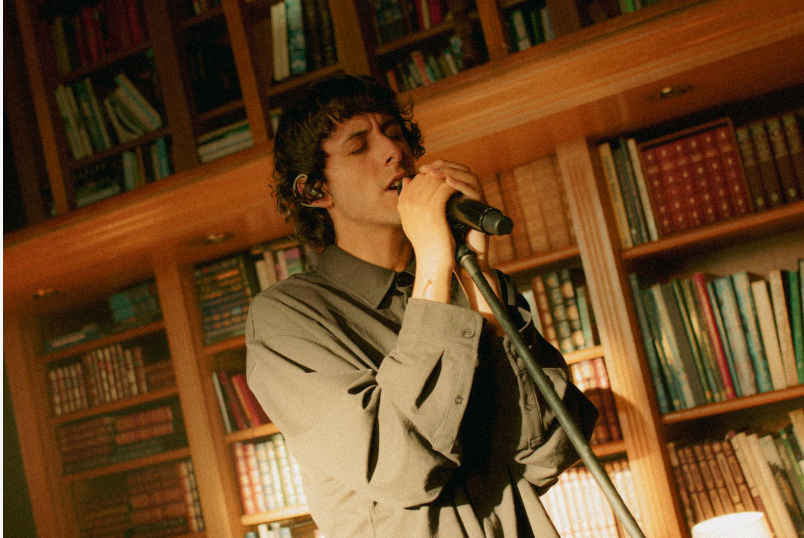 Jaze cierra el año con “QNEPT: 0001”, un video íntimo en vivo desde una biblioteca de Lima