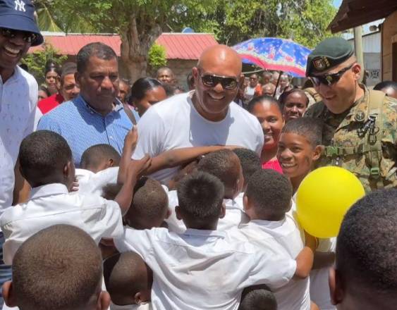 Cortesía | Mariano Rivera y director del Senafront con los niños.