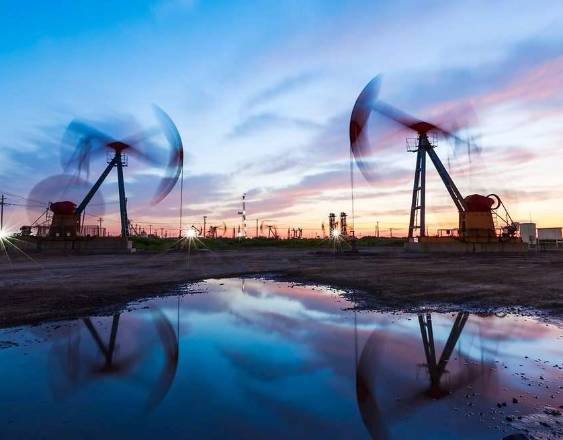 Precios del petróleo caen por negociaciones sobre fin de la guerra en Ucrania