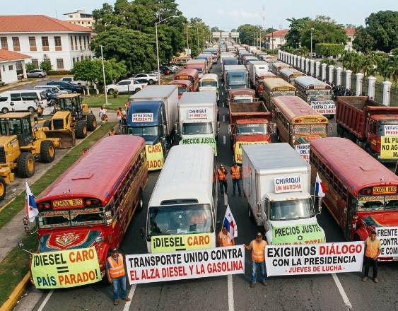 Imagen generada con IA | Una manifestación de transportistas por alza del combustible.