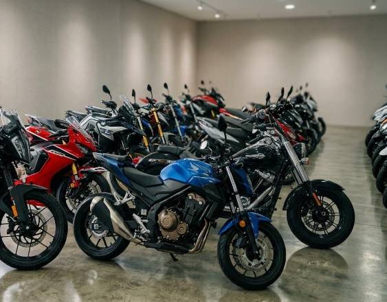 Unsplash | Motos en exhibición en un establecimiento comercial.