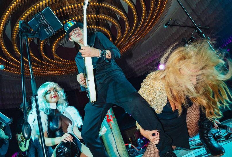 la voz constante en el cine y la música