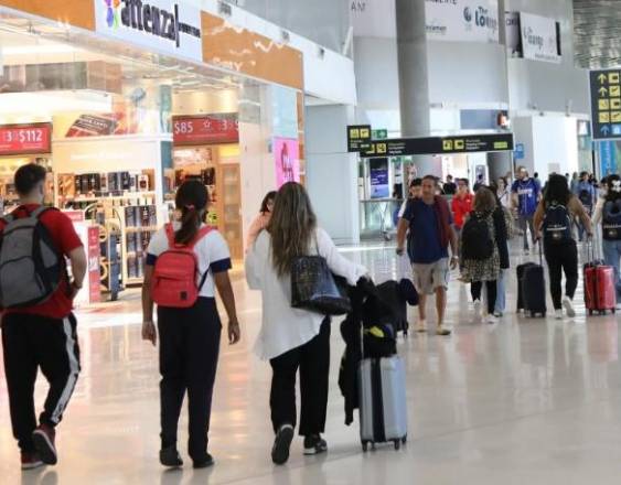 ML | Personas caminan por el Aeropuerto Internacional de Tocumen.